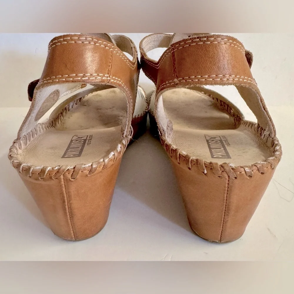 Pikolonos leather wedge sandal in tan and creak.Made in Spain.Size 39